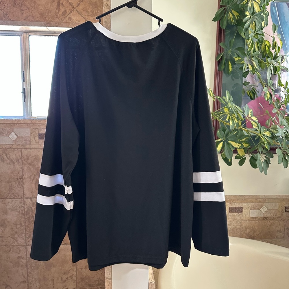 NWOT Women’s Black Crewneck Long Sleeve Top w Retro White Stripes Size XXL - Picture 7 of 8